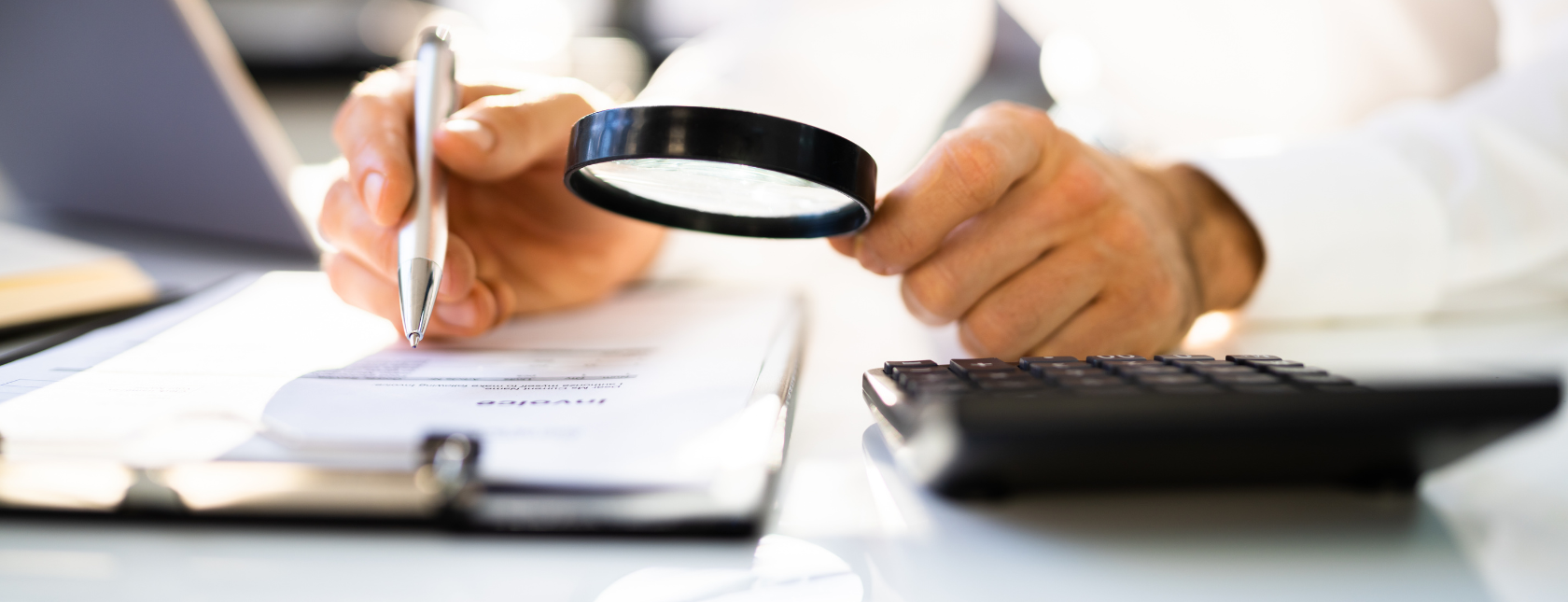 A person doing an investigation