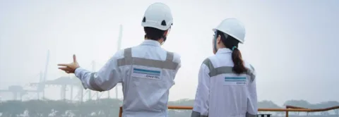 DNV GL staff with hard hats